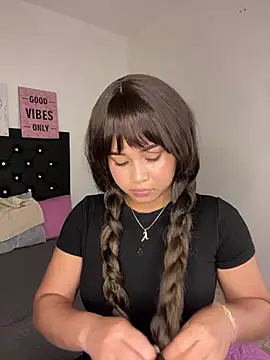 Snapshot of LoliitaBennett chatting on January 10, 1:07 am LoliitaBennett online show from January 10, 1:07 am