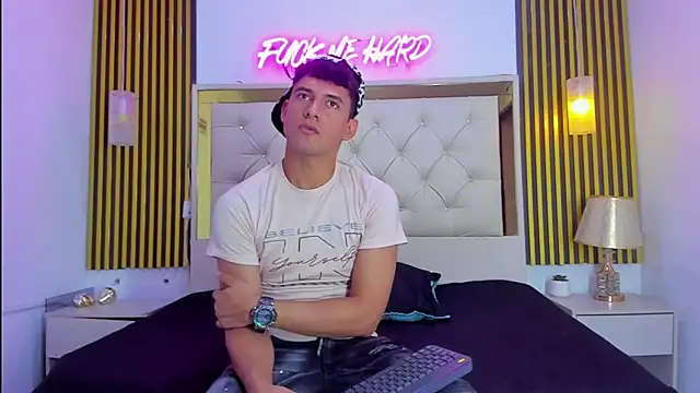 KEVIN MCKINLEY online show from November 28, 12:13 am