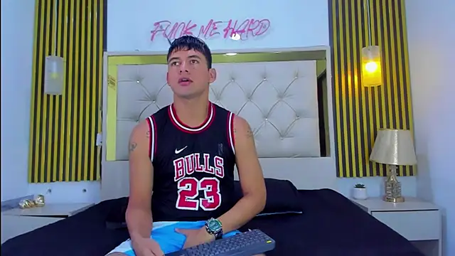 KEVIN MCKINLEY online show from November 30, 8:13 pm