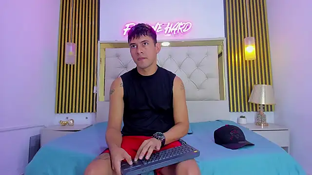 KEVIN MCKINLEY online show from December 2, 12:05 am