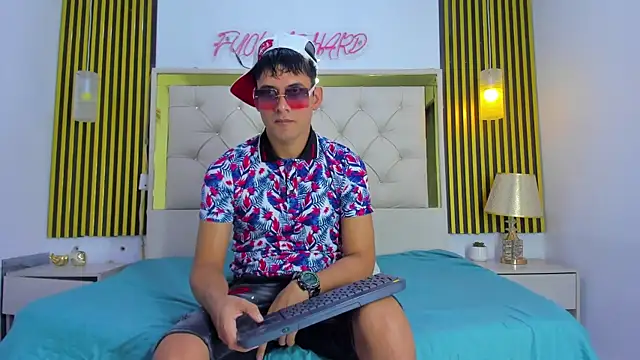 KEVIN MCKINLEY online show from December 3, 12:18 am