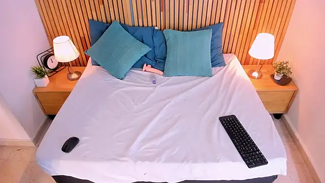 MiaBigBust online show from November 16, 3:50 pm