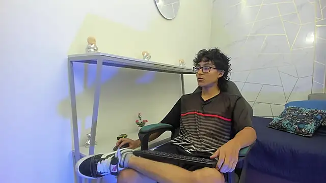 Zoro V online show from November 24, 7:46 pm