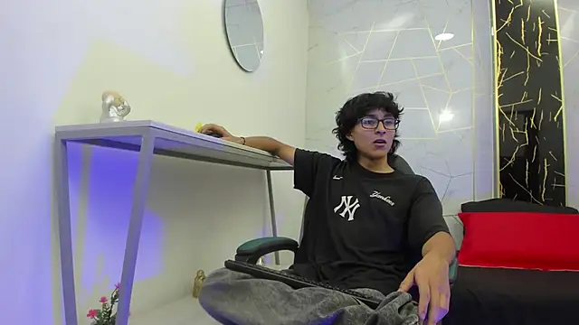 Zoro V online show from November 28, 7:27 pm