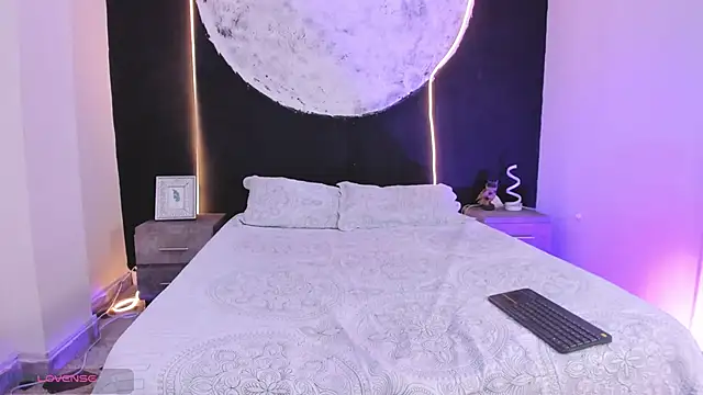 Snapshot of ZarinaWynne chatting on November 17, 8:25 pm ZarinaWynne online show from November 17, 8:25 pm