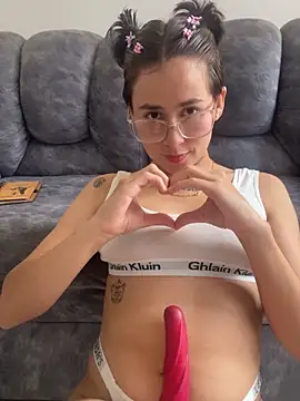 Miia Hoot online show from December 4, 4:05 pm