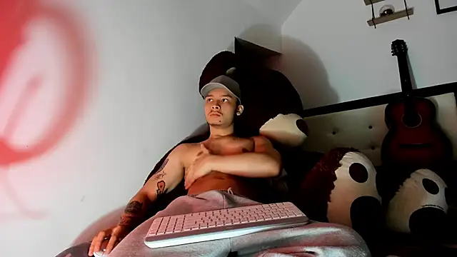 Snapshot of Zeus_Jeff chatting on December 3, 8:07 pm Zeus Jeff online show from December 3, 8:07 pm