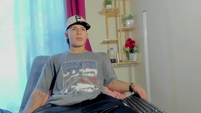 Snapshot of latiin_boy21 chatting on November 9, 5:11 pm latiin boy21 online show from November 9, 5:11 pm