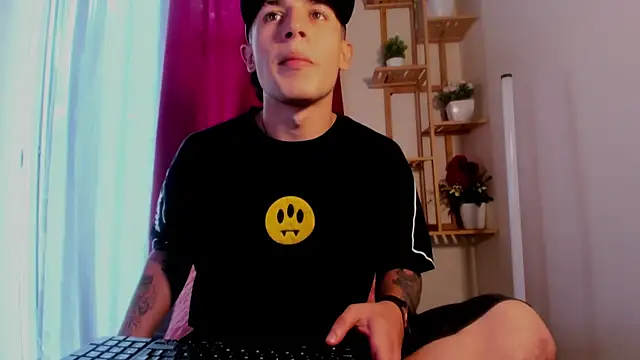 Snapshot of latiin_boy21 chatting on November 10, 5:23 pm latiin boy21 online show from November 10, 5:23 pm