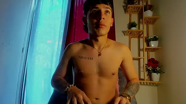 Snapshot of latiin_boy21 chatting on November 12, 5:24 pm latiin boy21 online show from November 12, 5:24 pm