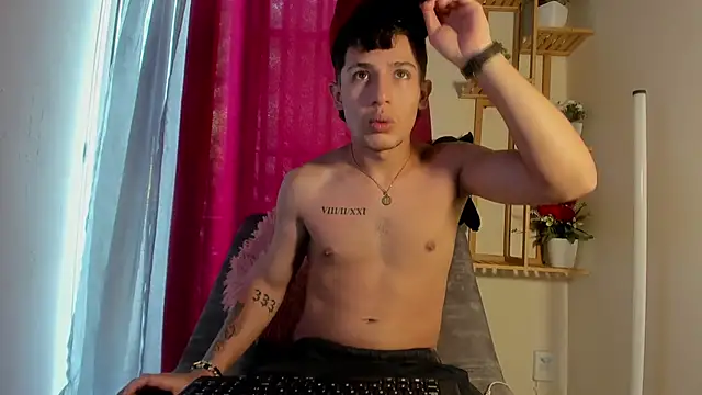Snapshot of latiin_boy21 chatting on November 13, 6:07 pm latiin boy21 online show from November 13, 6:07 pm