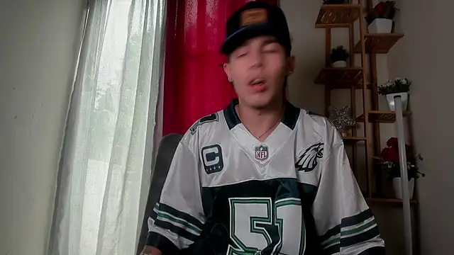 Snapshot of latiin_boy21 chatting on November 19, 6:08 pm latiin boy21 online show from November 19, 6:08 pm