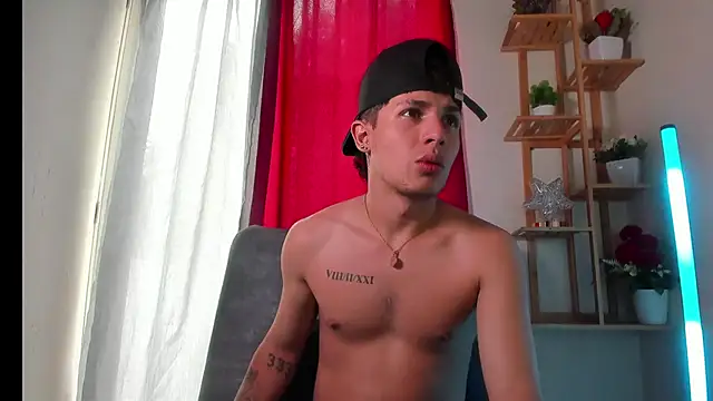 Snapshot of latiin_boy21 chatting on November 24, 9:03 pm latiin boy21 online show from November 24, 9:03 pm