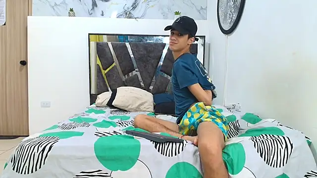 WHITHET BOYS online show from November 28, 1:36 pm