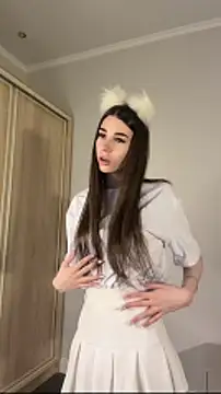 Snapshot of ShennaKoerper chatting on December 17, 8:31 am ShennaKoerper online show from December 17, 8:31 am