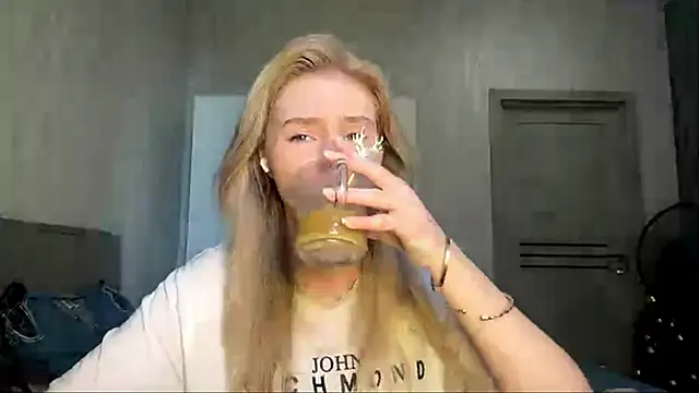 Snapshot of MoonlitCrystalia chatting on June 30, 11:22 am MoonlitCrystalia online show from June 30, 11:22 am