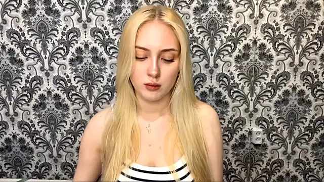 Snapshot of PhebeHals chatting on November 23, 2:39 pm PhebeHals online show from November 23, 2:39 pm