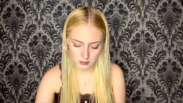 Snapshot of PhebeHals chatting on December 3, 3:21 pm PhebeHals online show from December 3, 3:21 pm