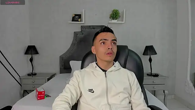 NicoKingg  online show from December 3, 4:42 am