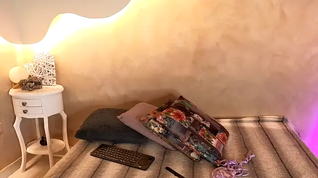 BellaRooux online show from January 8, 12:29 pm