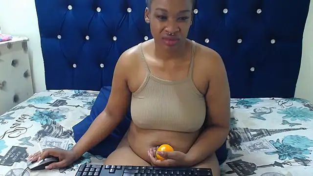Snapshot of JuiceLips88 chatting on June 14, 1:25 am JuiceLips88 online show from June 14, 1:25 am