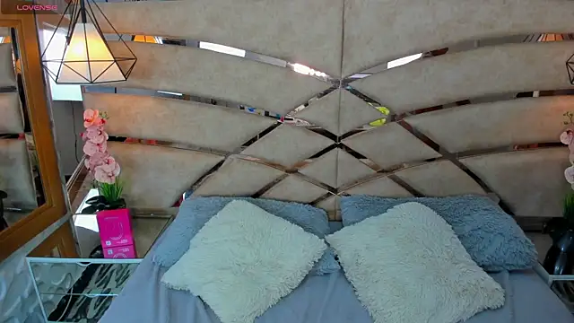 PARKERTHOMPSON online show from November 15, 6:04 pm