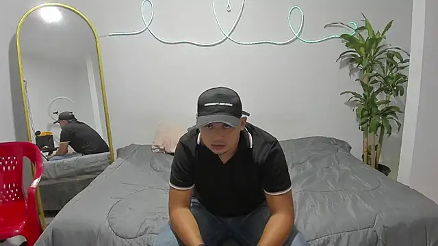 shark boy28 online show from December 3, 1:35 am