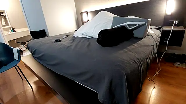 Snapshot of Mreroticking chatting on December 20, 2:24 pm Mreroticking online show from December 20, 2:24 pm