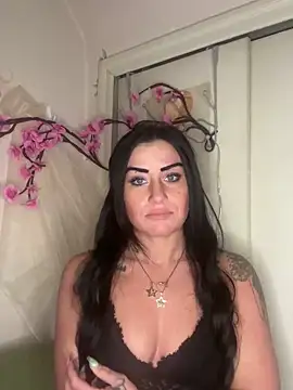 Snapshot of ValayaNoire chatting on December 17, 12:16 am ValayaNoire online show from December 17, 12:16 am