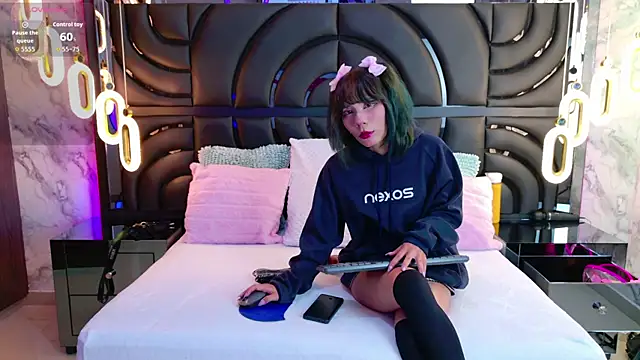 Snapshot of BunnySexyy18 chatting on December 15, 7:18 pm BunnySexyy18 online show from December 15, 7:18 pm