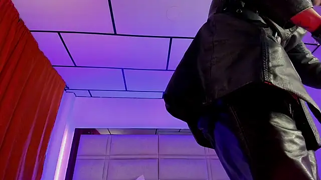 Snapshot of Maximo_king25 chatting on November 25, 4:23 am Maximo king25 online show from November 25, 4:23 am