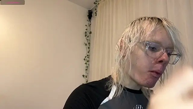 MollyChloe online show from November 19, 9:15 pm