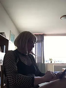 simone xdressing online show from January 26, 2:30 pm