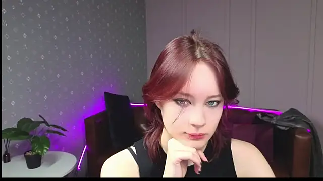 Snapshot of Annie_Way chatting on December 19, 8:21 am Annie Way online show from December 19, 8:21 am