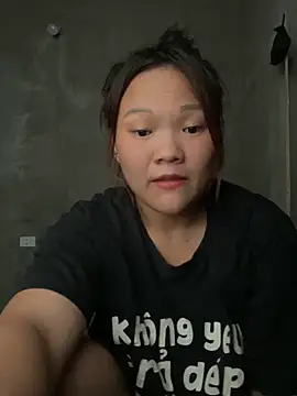 Snapshot of m-mbae chatting on May 7, 10:53 am m-mbae online show from May 7, 10:53 am