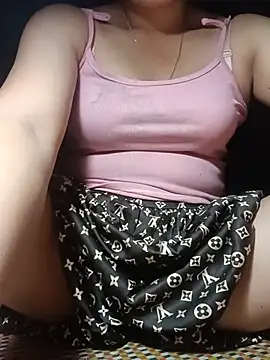 Snapshot of vangkt-cute chatting on June 21, 6:43 pm vangkt-cute online show from June 21, 6:43 pm