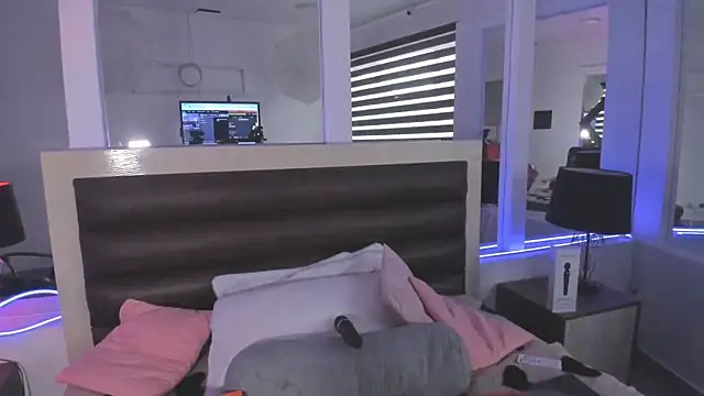 Snapshot of LaurenSpitz chatting on December 2, 11:37 am LaurenSpitz online show from December 2, 11:37 am