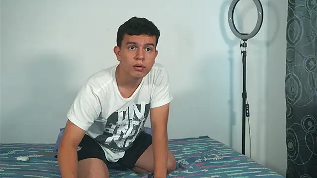 Snapshot of Max_ethan5 chatting on November 16, 9:31 pm Max ethan5 online show from November 16, 9:31 pm