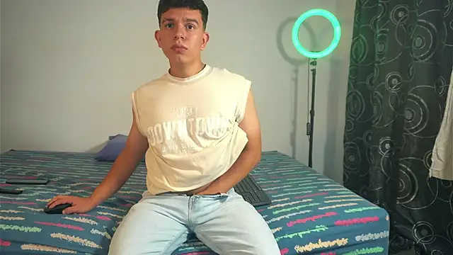 Snapshot of Max_ethan5 chatting on November 20, 10:31 pm Max ethan5 online show from November 20, 10:31 pm