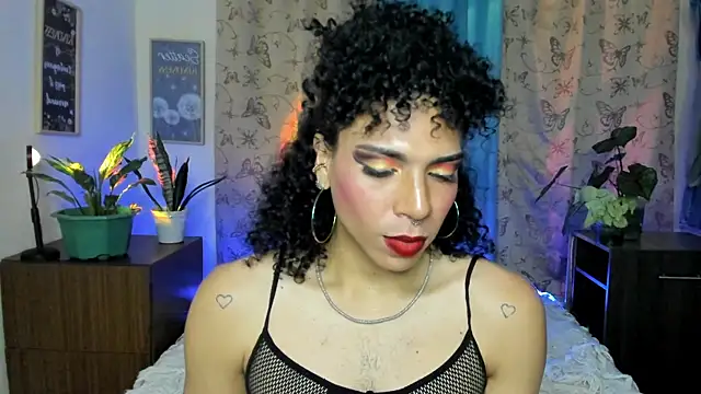 Snapshot of Angel_White25 chatting on December 3, 12:07 am Angel White25 online show from December 3, 12:07 am