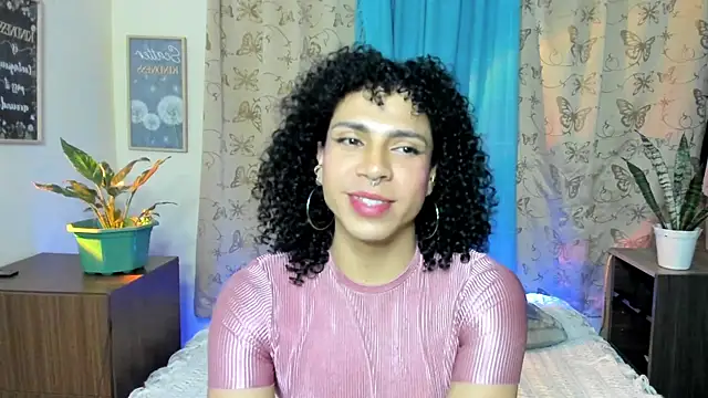 Snapshot of Angel_White25 chatting on December 17, 5:46 am Angel White25 online show from December 17, 5:46 am