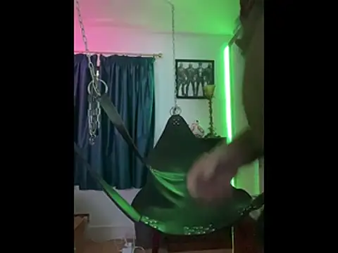 Snapshot of LeatherSdaddy chatting on November 21, 1:21 pm LeatherSdaddy online show from November 21, 1:21 pm