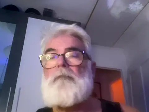 Snapshot of LeatherSdaddy chatting on November 28, 4:53 pm LeatherSdaddy online show from November 28, 4:53 pm