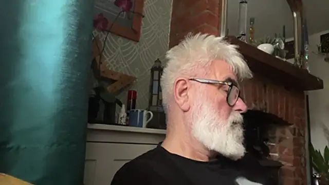 Snapshot of LeatherSdaddy chatting on November 29, 10:07 am LeatherSdaddy online show from November 29, 10:07 am