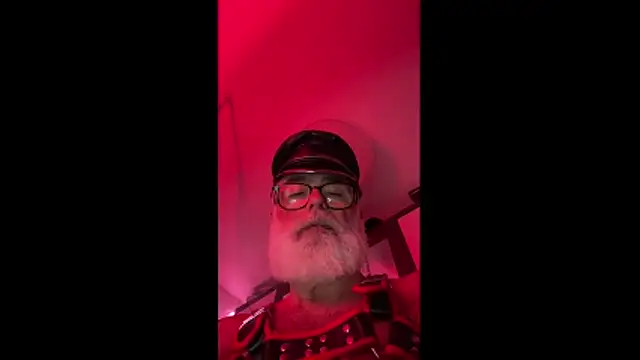 Snapshot of LeatherSdaddy chatting on November 29, 10:13 pm LeatherSdaddy online show from November 29, 10:13 pm