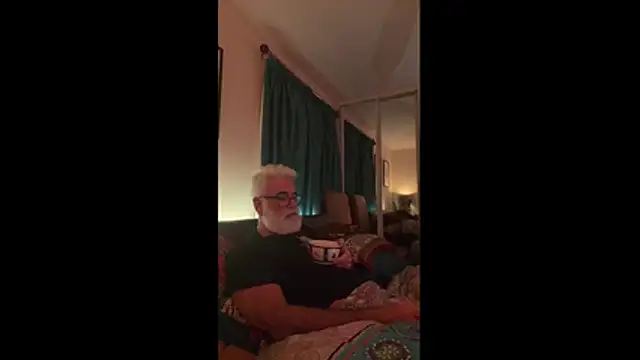 Snapshot of LeatherSdaddy chatting on November 30, 11:31 pm LeatherSdaddy online show from November 30, 11:31 pm