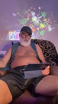 Snapshot of LeatherSdaddy chatting on December 16, 2:49 am LeatherSdaddy online show from December 16, 2:49 am