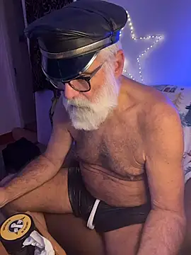 Snapshot of LeatherSdaddy chatting on December 21, 3:46 am LeatherSdaddy online show from December 21, 3:46 am