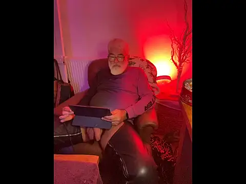 Snapshot of LeatherSdaddy chatting on January 6, 5:49 pm LeatherSdaddy online show from January 6, 5:49 pm