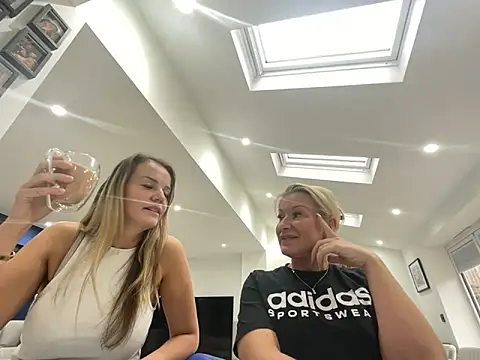 Cutebrowneyes  online show from November 12, 1:00 pm